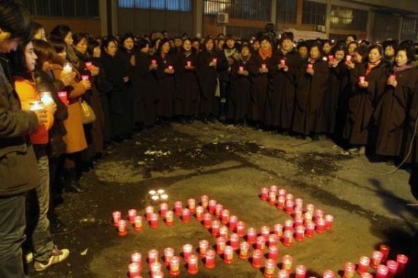 La fiaccolata di ieri sera della comunità cinese