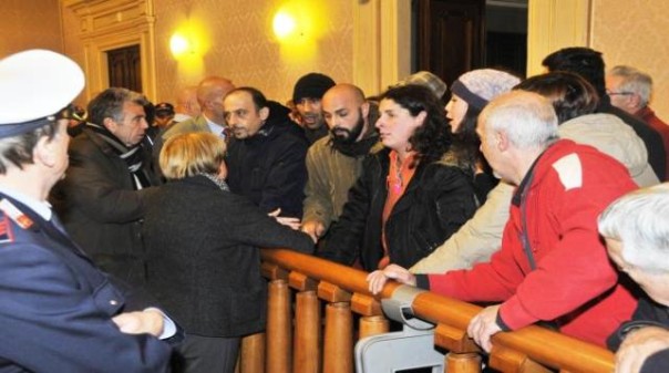 La protesta dei comitati per la casa in consiglio a Livorno