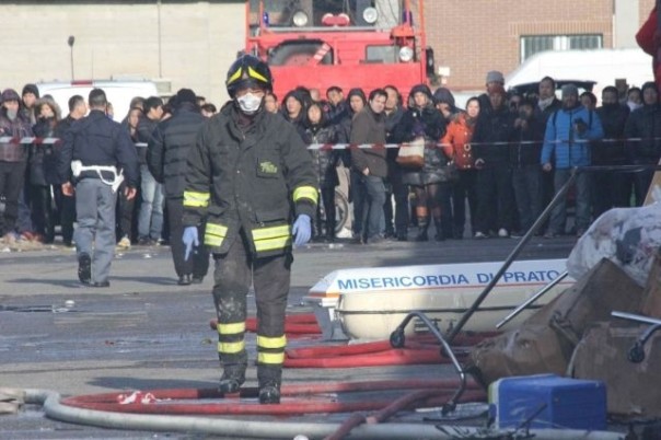 Le bare dopo l'incendio della fabbrica di cinesi