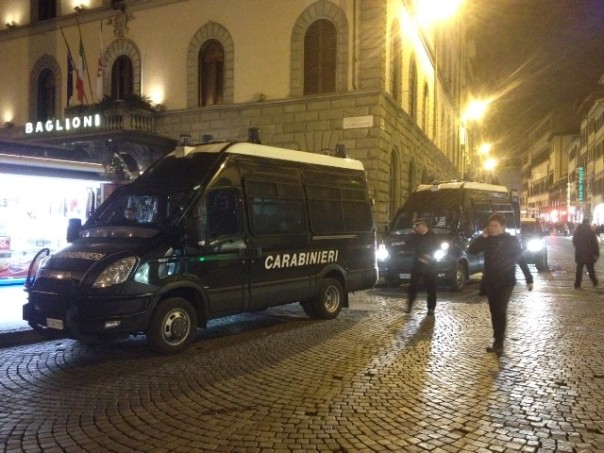 Le forze dell'ordine controllano gli antagonisti in piazza dell'Unità