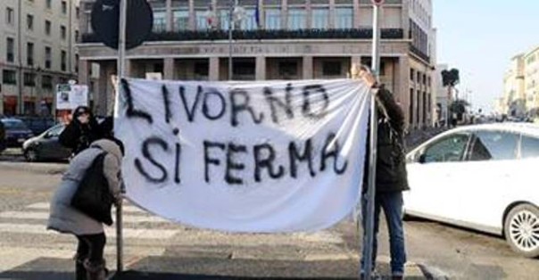 Lo striscione appeso dai Forconi di Livorno