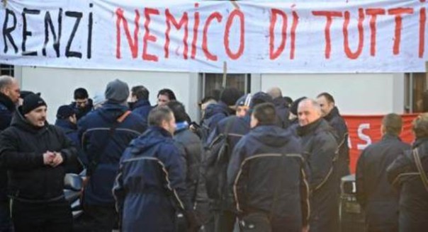 Lo striscione degli autisti Ataf contro il sindaco Renzi
