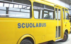 Paura in scuolabus, due ruote escono dall'asse