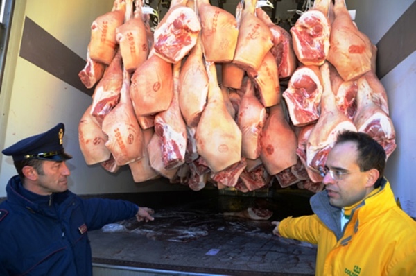 Il presidente Coldiretti Roberto Moncalvo con il prosciutto controllato al Brennero