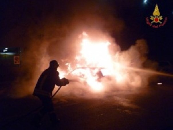 Rogo doloso distrugge 5 auto a Prato