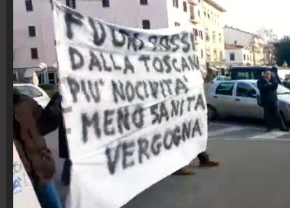 Lo striscione contro il governatore Rossi