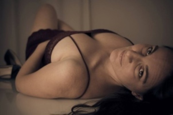 Sarah Ton, 32 anni, si spoglia al Tg