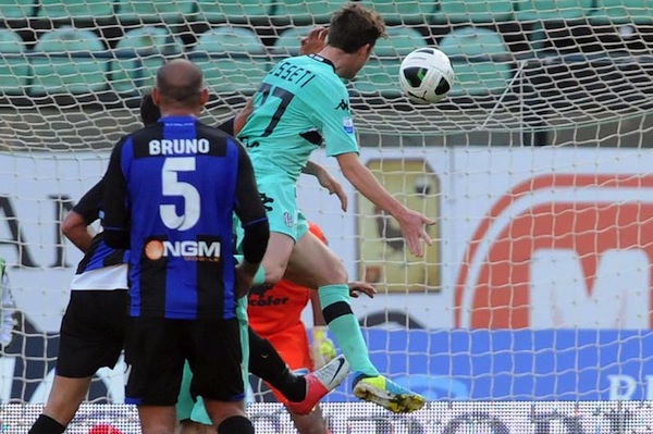 Il colpo di testa di Rosseti che ha dato la vittoria al Siena sul Latina (FOTO SANESI)