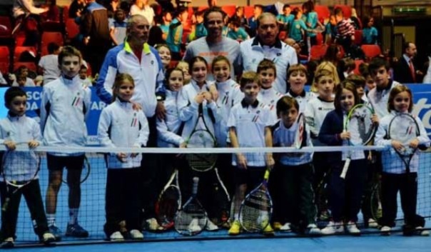 Tanti bambini con le racchete in mano e sotto rete a Livorno