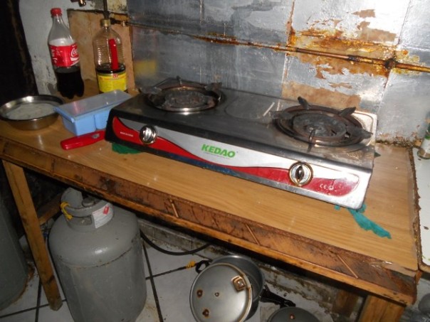 Una cucina improvvisata in un capannone-dormitorio cinese