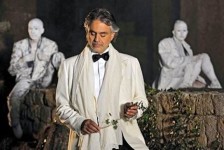 Una delle esibizioni di Bocelli a Lajatico