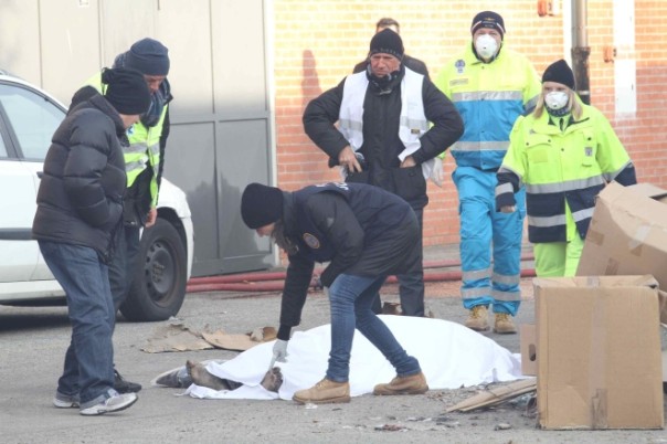 Una delle vittime recuperata dai soccorritori all'interno della ditta (da Tirreno.it)