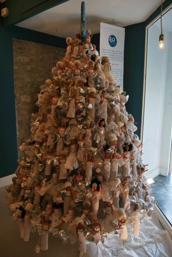 L'albero di Natale fatto di Barbie