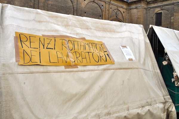 Un cartello contro la decisione di spostare gli ambulanti da piazza san Lorenzo 