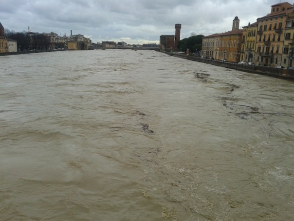 Arno in piena a Pisa