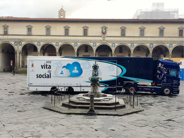 Tappa a Firenze per il truck della Polizia. Cyberbullismo-firenze