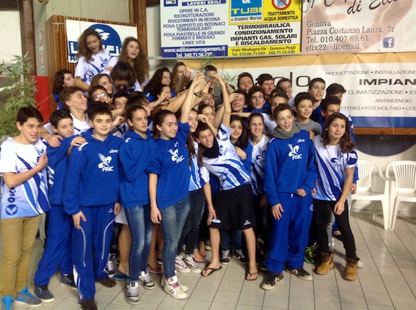 Un gruppo di giovani atleti della Fiorentina Nuoto Club