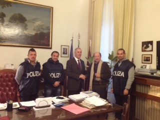 Al centro il questore Raffale Micillo (a sin) con il tabaccaio  rapinato 