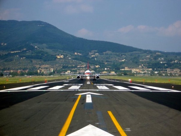 La pista dell'aeroporto Vespucci a Firenze