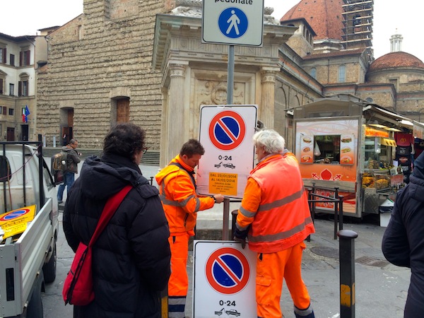 Si collocano cartelli di divieto di sosta in tutta la piazza 