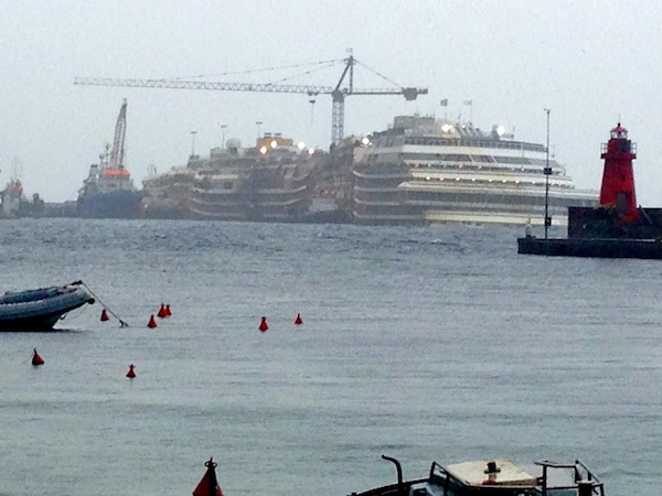 Il relitto della Concordia davanti a Giglio Porto