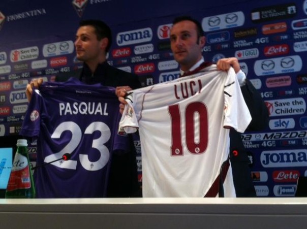 Pasqual e Luci con le maglie che saranno messe all'asta