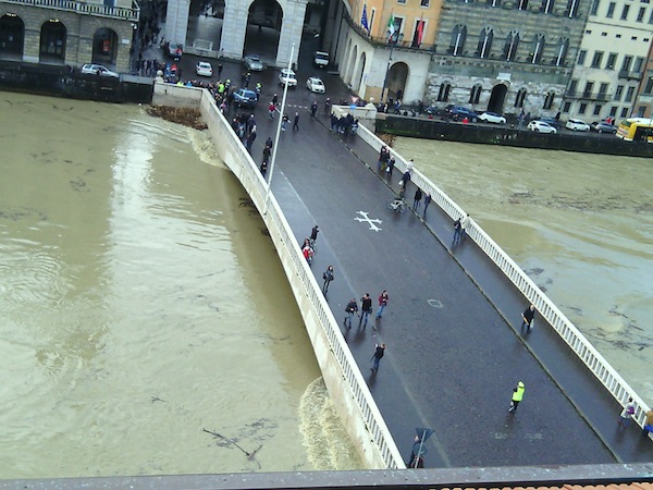 LArno stamani a Pisa sotto il ponte di Mezzo