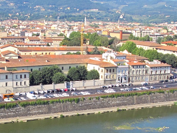 La Caserma De Laugier si affaccia sul Lungarno della Zecca a Firenze