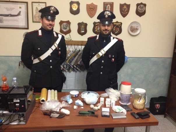 La droga ed il materiale sequestrato nel casale