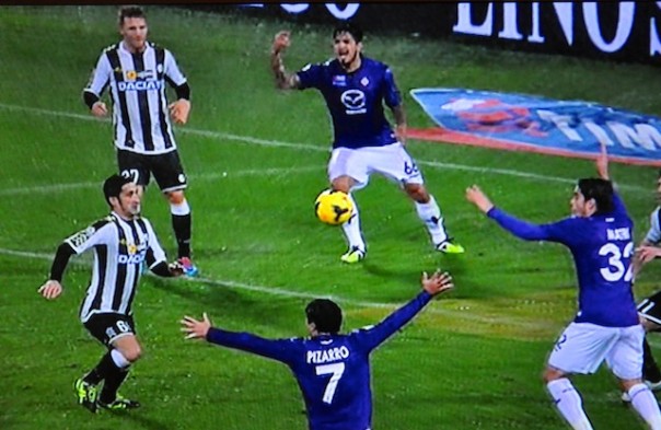 I viola reclamano il rigore per la mano netta di Domizzi