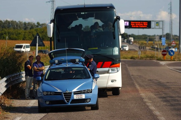 Un controllo della Polstrada ad un bus 