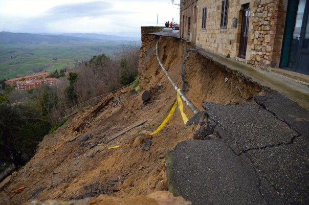 Una parte delle mura crollate a Volterra per il maltempo