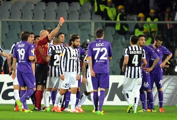 Il momento decisivo: l'espulsione di Gonzalo seguita dalla punizione-gol di Pirlo