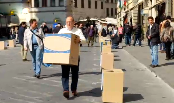 Scatoloni in piazza San Lorenzo per ricordare il mercato che non c'è più