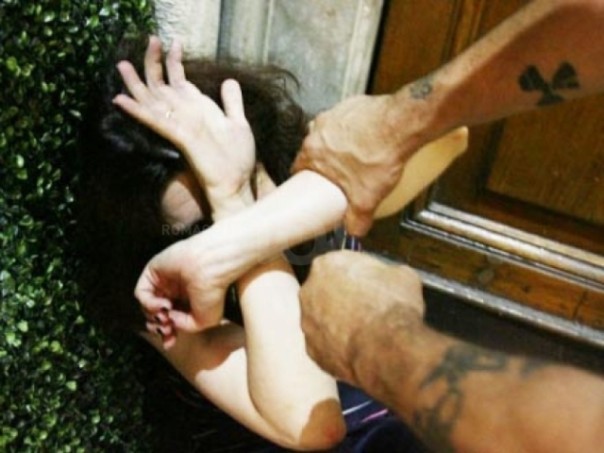 Il marito violento è stato denunciato dopo il racconto della moglie in Questura