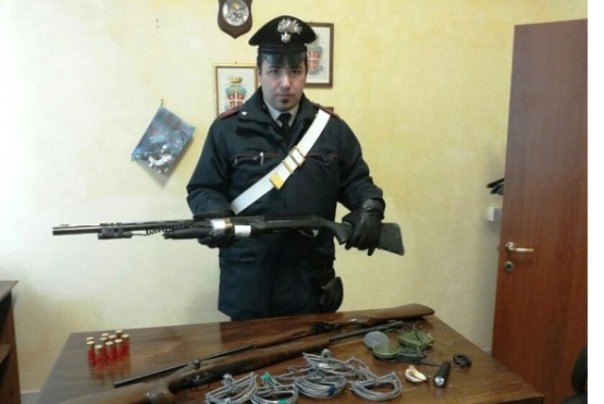 Le armi, le cartucce e le tagliole sequestrate ai bracconieri