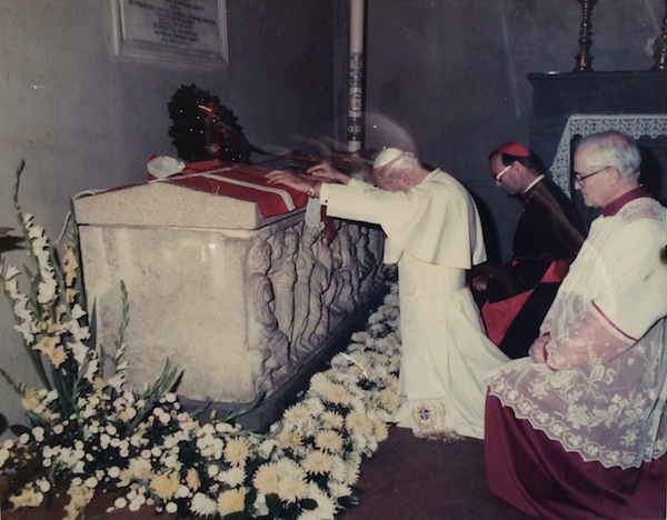 La visita di Giovanni Paolo II nella basilica di san Lorenzo nell'ottobre 1986. In primo piano monsignor Livi e il cardinale Piovanelli