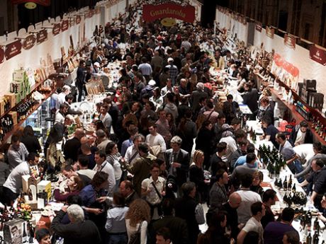 Folla di visitatori al Taste.9