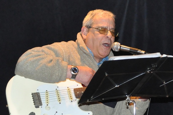 Padre Davide suona la chitarra per i detenuti