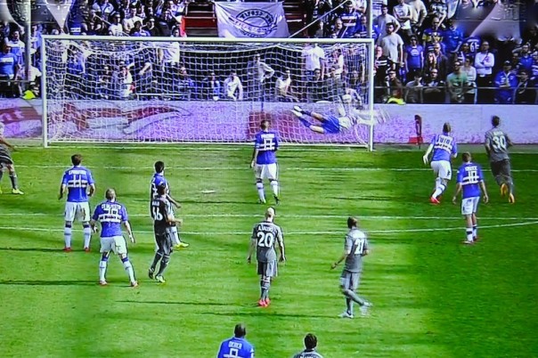 Pari senza gol a Marassi: traversa di Vargas Matri che si mangia l'ennesimo gol nel finale