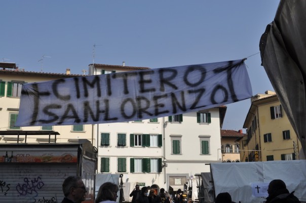 Lo striscione in via Sant'Antonino che annuncia l'ingresso nel "cimitero" di san Lorenzo