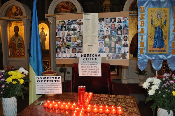 Le foto dei morti di Kiev nella chiesa dei SS Giuda e Simone a Firenze