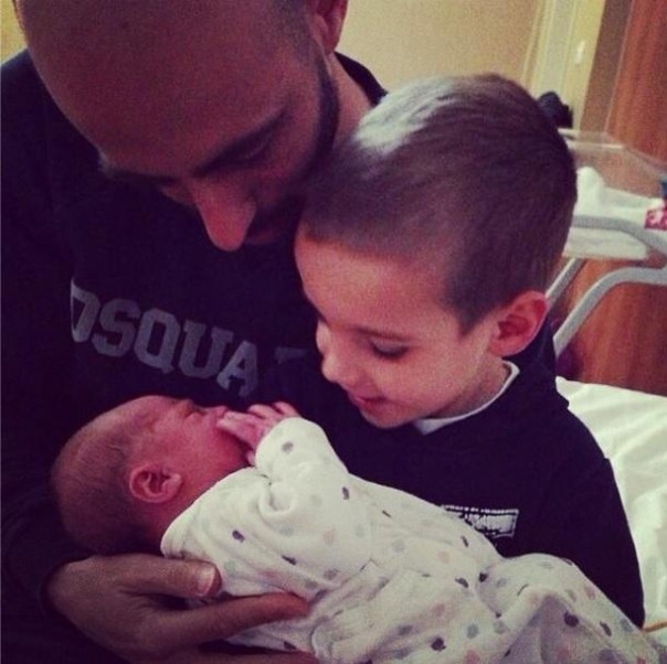 Borja Valero e il piccolo Alvaro con in braccio la neonata Lucia (dal profilo twitter dello spagnolo)