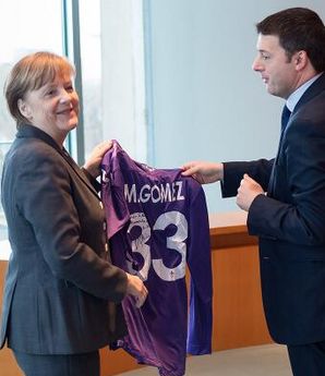 Visto lo scarspo tendimento di Gomez, la Merkel potrebbe restituire a Renzi la maglia del ce ntravanti tedesco
