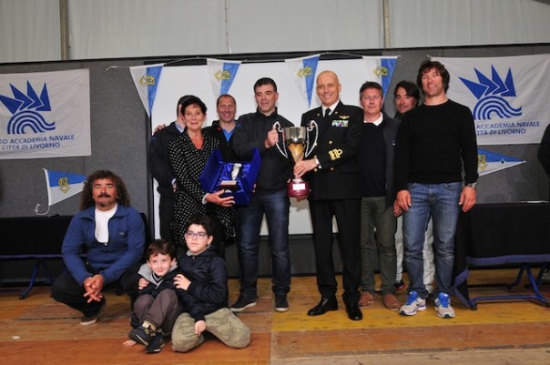 L'ammiraglio Giuseppe Cavo Dragone premia uno dei vincitori delle gare del 25 aprile