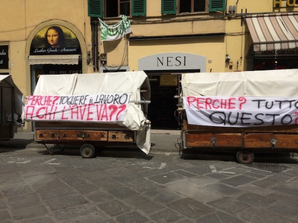 Le bancarelle degli ambulanti di San Lorenzo sono tornate simbolicamente nella loro piazza