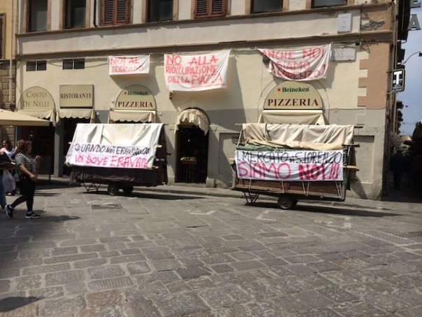 In strada gli ambulanti di San Lorenzo, alle finestre la contro-protesta dei residenti
