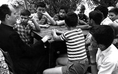 Don Lorenzo Milani con i suoi ragazzi nella scuola di Barbiana