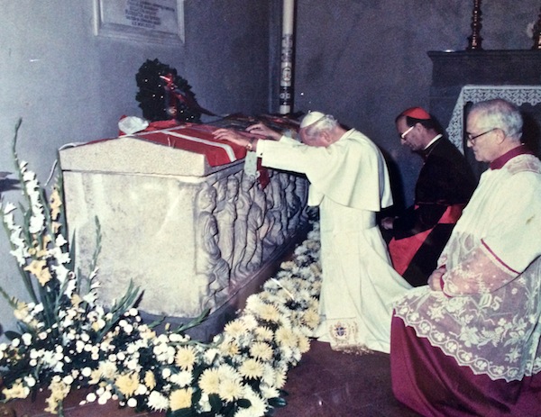 Giovanni Paolo II in San Lorenzo davanti alla tomba di Niccolò Stenone