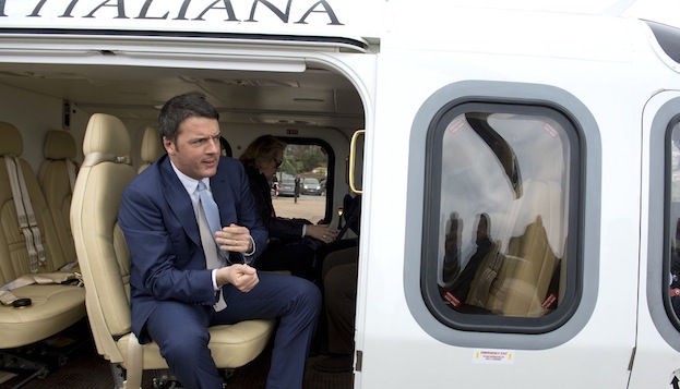 Il presidente del consiglio, Matteo Renzi, su un aereo  di Stato